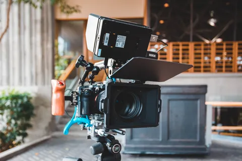 Nahaufnahme eines modernen Kamera-Setups mit einem Rode-Monitor in einem Studio.