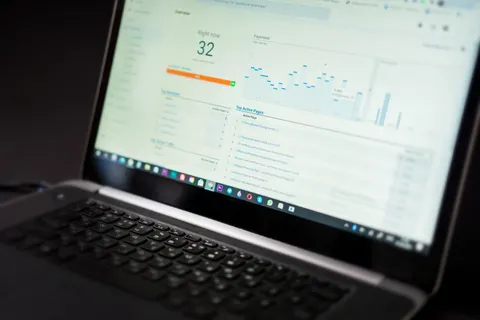 Ein Laptop zeigt ein Analytics-Dashboard mit Echtzeit-Datentracking und Analysetools.
