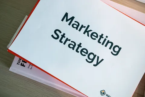 Ein Dokument zur Marketingstrategie auf einem Schreibtisch, das die Grundlagen der Gesch&auml;ftsplanung zeigt.
