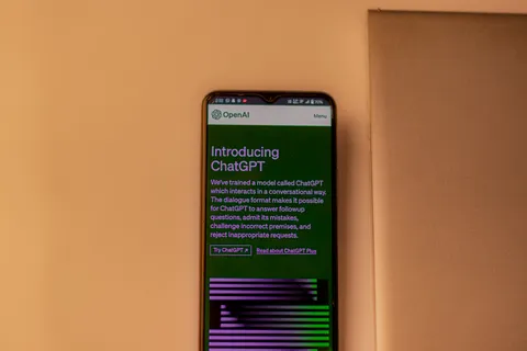 Ein Smartphone mit der ChatGPT-Oberfl&auml;che in einem Innenraum, im Fokus Technologie und KI.
