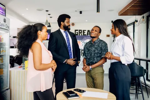 Gruppe von Berufst&auml;tigen bei einem lockeren Meeting in einem B&uuml;ro in Lagos.