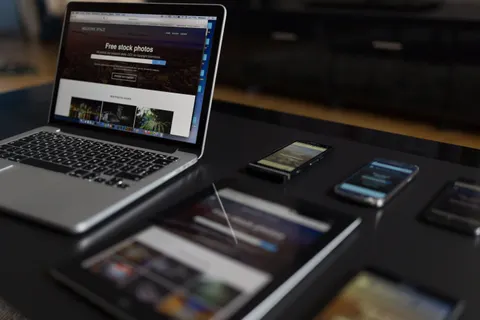 Ein zeitgem&auml;&szlig;er Arbeitsplatz mit Laptop, Tablet und Smartphones, ideal f&uuml;r Technik- und Freelance-Arbeit.