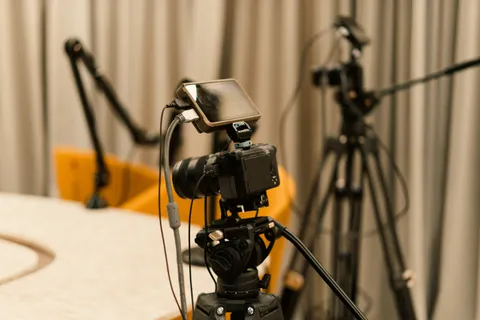 Ein professionelles Studio mit Kameras, Mikrofonen und weiterer Ausr&uuml;stung, bereit f&uuml;r Aufnahmen oder Livestreams.