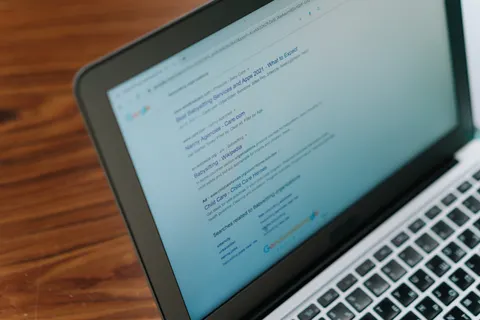Nahaufnahme eines Laptops, der eine Suchmaschinenseite anzeigt.