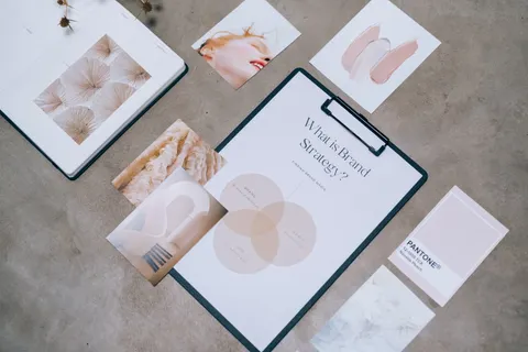 Flatlay mit Branding-Materialien und Designkonzepten f&uuml;r kreative Strategiegespr&auml;che.