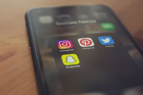 Smartphone mit beliebten Social-Media-Apps wie Instagram, Pinterest, Twitter und Snapchat.