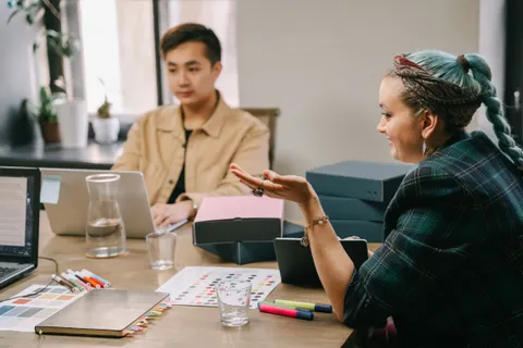 Zwei Kollegen in einem produktiven Strategiemeeting an einem modernen Schreibtisch im B&uuml;ro.