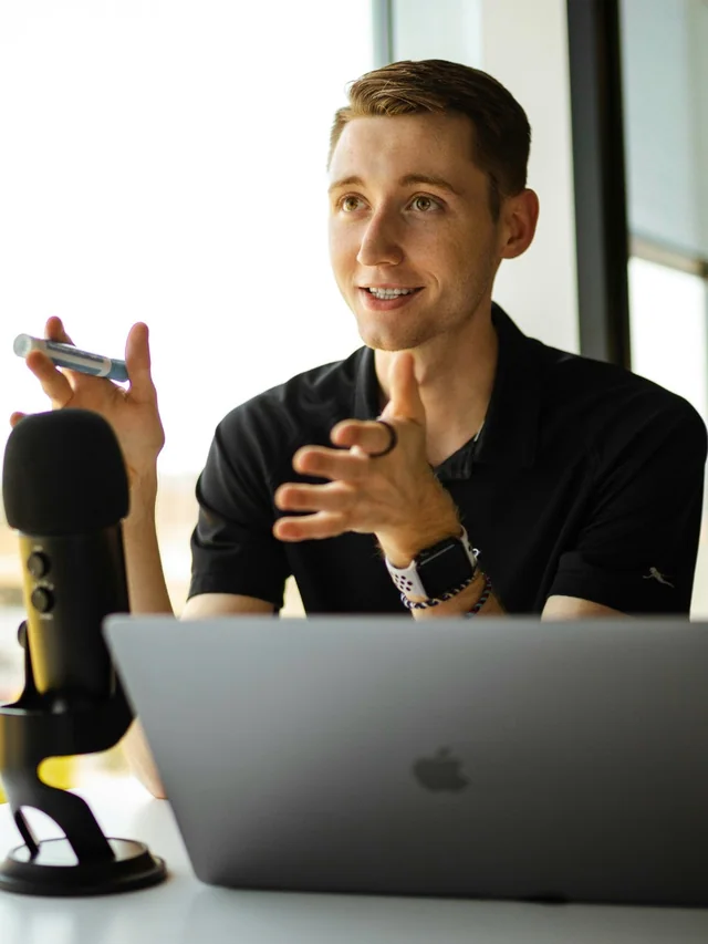Unser Moderator bei der Aufnahme im Studio